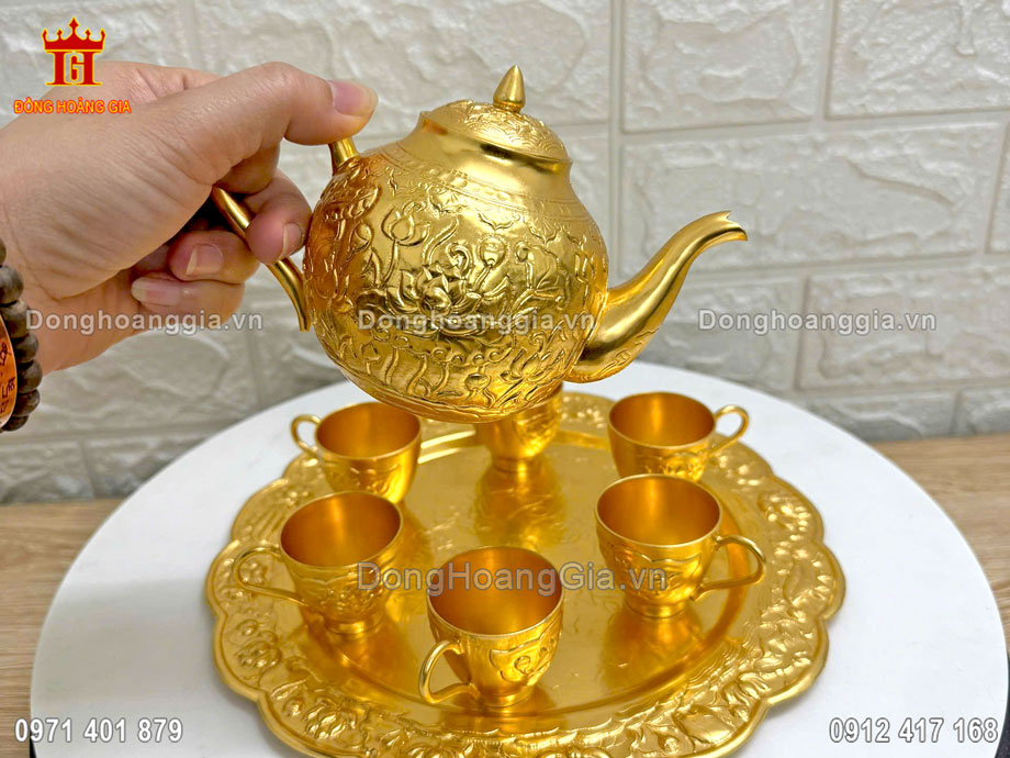 Thờ cúng bộ ấm chén mạ vàng mang ý nghĩa biểu tượng may mắn, tốt lành